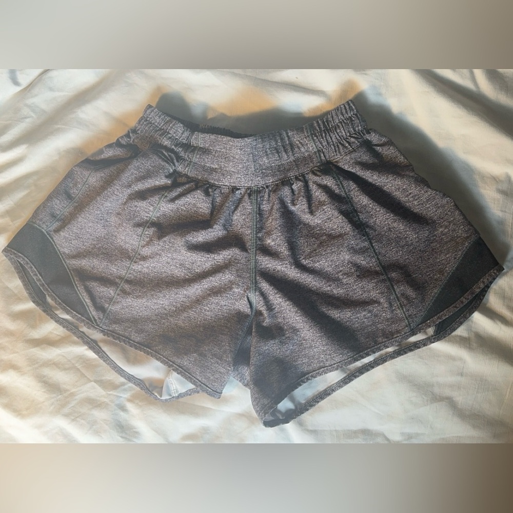 Lululemon hotty hots 4 inch size 4